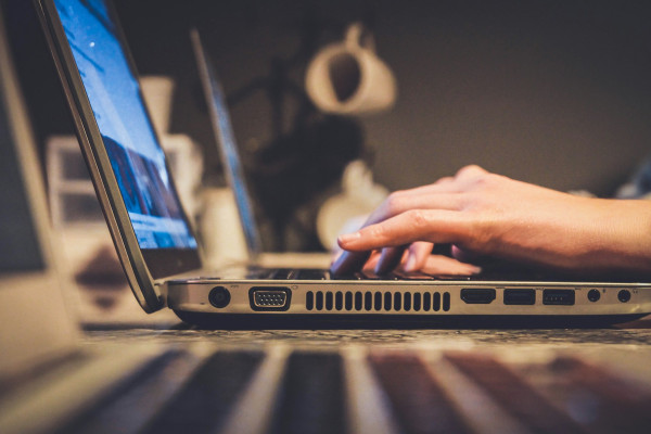 navi_webinar_john-schnobrich-yFbyvpEGHFQ-unsplash.jpg